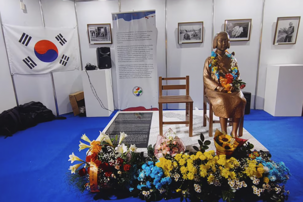 La estatua de las “mujeres de consuelo” en la Feria del Libro: un homenaje a las víctimas de esclavitud sexual